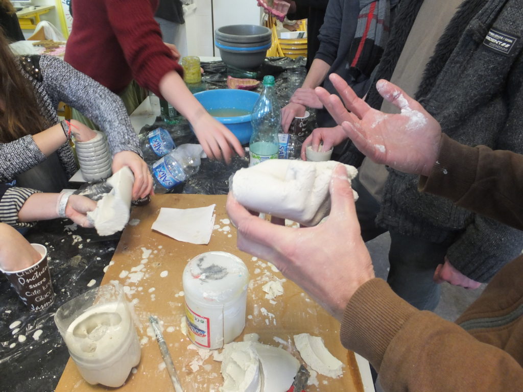 atelier moulage avec les élèves de l'option arts plastiques